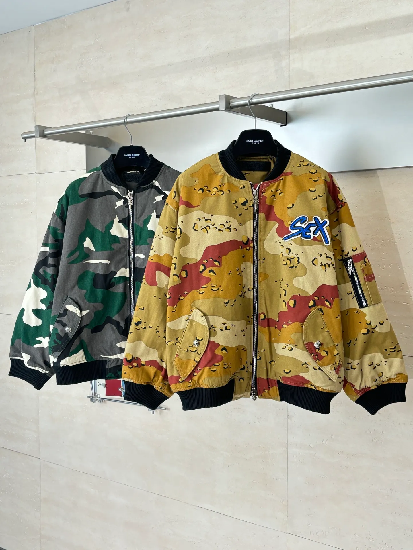 P1010 Chrome Heat*/CH Chrome Heat Camouflage Flight Jacket Cotton Jacket was purchased and developed by a Los Angeles agent for US$5,600. This model is made of custom-made military canvas fabric and is reproduced 1:1 according to the original model, with a piece of cloth printed camouflage pattern. The customization period for the chest sex pattern stamp is 20 days, the minimum order is 1800 pieces, and the color plate is matched. The hardware buckles are all made of electroplated 925 silver material, the weight is perfectly restored, and they are aged and oxidized to black. The back printing uses positioning screen glue printing, and the sleeve pockets are also positioned and opened by a template machine.  Size: M/L/XL/XXL